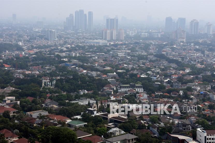 Suasana deretan permukiman dan gedung bertingkat di Jakarta, Jumat (8/10/2021). Pemerintah Provinsi DKI Jakarta menargetkan penurunan emisi Gas Rumah Kaca (GRK) sebesar 35 juta ton karbon dioksida ekuivalen (CO2e) pada 2030 melalui sejumlah aksi mitigasi mulai dari sektor energi hingga pengolahan limbah. 