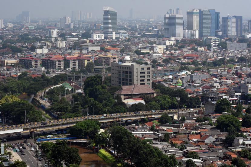 Suasana deretan permukiman dan gedung bertingkat di Jakarta. Kementerian Agraria dan Tata Ruang atau Badan Pertanahan Nasional dalam kegiatan audit tata ruang dari tahun 2015-2020 memproses lebih dari 3.200 pelanggaran pemanfaatan ruang di 121 kabupaten-kota seluruh Indonesia, dimana temuan pelanggaran terbanyak terjadi di perkotaan.