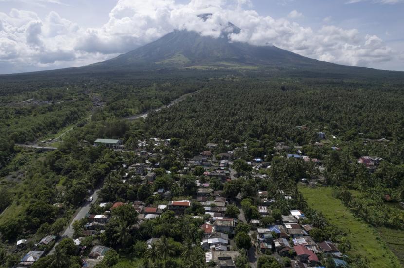Suasana desa di sekitar Gunung Mayon, Filipina, Kamis (15/6/2023). Filipina meneken perjanjian pinjaman dengan Bank Dunia senilai 1,14 miliar dolar AS untuk dukung sektor pertanian dan pedidikan.