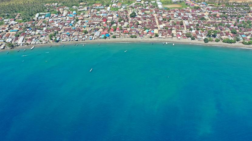 Suasana Desa Kawasi dan perairan laut Pulau Obi di sekitar wilayah operasional PT Trimegah Bangun Persada Tbk.