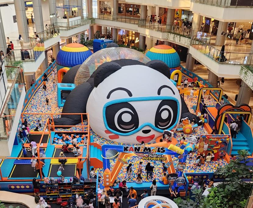 Suasana di arena bermain Kanimals The First Biggest Dome with Digital Attraction Retro Futuristic di PIK Avenue Main Atrium.