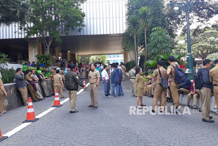 Suasana di Balai Kota DKI Jakarta sesaat setelah terjadi gempa, Selasa (23/1). 