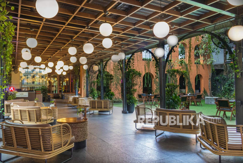 Suasana di Barley & Barrel, social house di Artotel Suites Bianti Yogyakarta.
