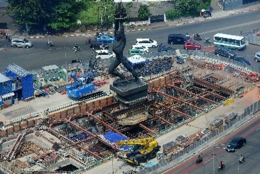 Suasana di Bundaran Senayan yang tengah dibangun proyek Mass Rapid Transit (MRT), Jakarta, Kamis (11/6). 