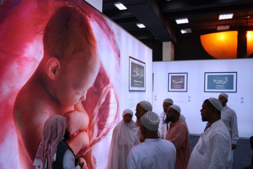 Suasana di dalam Galeri Asmaul Husna di Madinah.