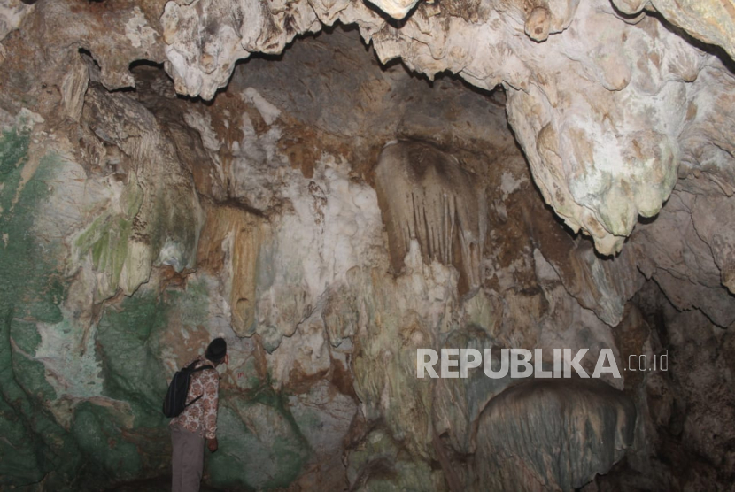 Suasana di dalam Gua Lidah Ajer. Gua ini akan ditetapkan sebagai cagar budaya.