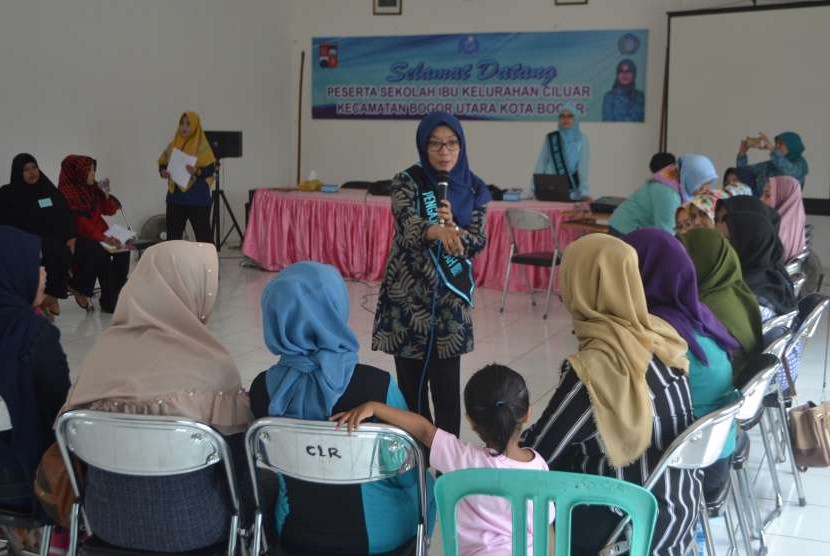 Suasana di dalam kelas Sekolah Ibu di Kelurahan Ciluar, Kecamatan Bogor Utara, Kota Bogor, beberapa waktu lalu. 