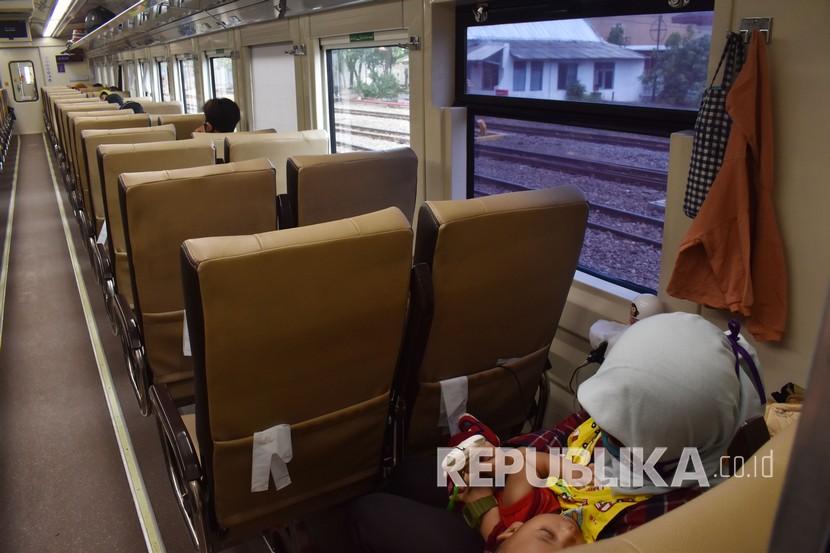 Suasana di dalam Kereta Api (KA) Sancaka relasi Surabaya-Yogyakarta yang sepi. Lebih dari 20 ribu penumpang saat ini turun menjadi dua ribu penumpang akibat pendemi Covid-19.