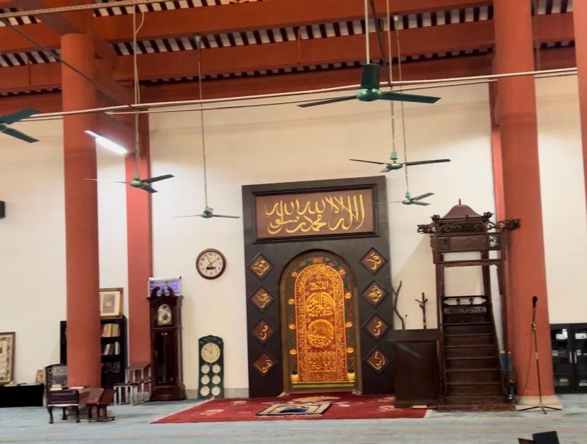 Suasana di dalam Masjid Shahabi Saad bin Abi Waqqash atau dalam bahasa Mandarin dikenal dengan Xian Xiamn Qingzhensi, yang berada di area Makam Saad bin Abi Waqqash di Kota Guangzhou, Provinsi Guangdong, China.