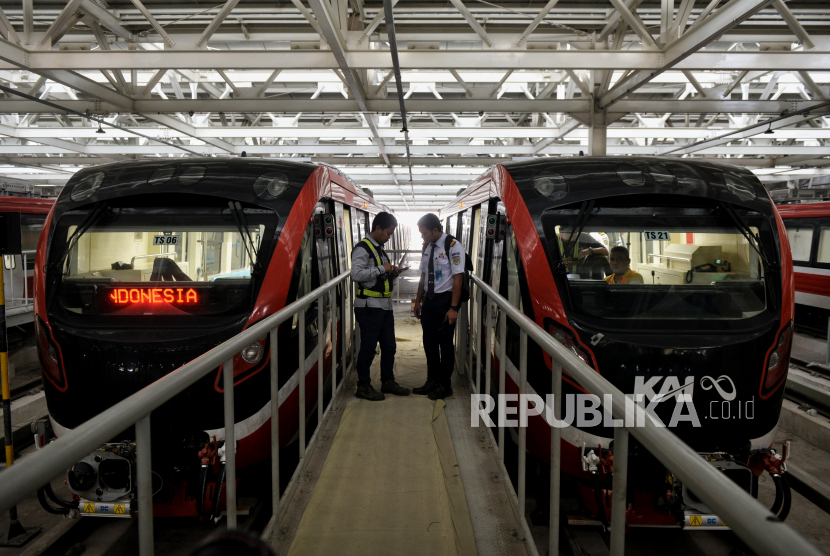 Suasana di dalam rangakaian Light Rail Transit atau LRT Jabodebek saat melaju dari Stasiun Dukuh Atas menuju Stasiun Jatimulya, Bekasi Timur. Kemenhub memutuskan uji coba terbatas mulai hari ini.
