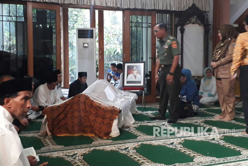 Suasana di dalam rumah duka Basofi Sudirman.