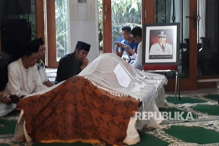 Suasana di dalam rumah duka Basofi Sudirman.