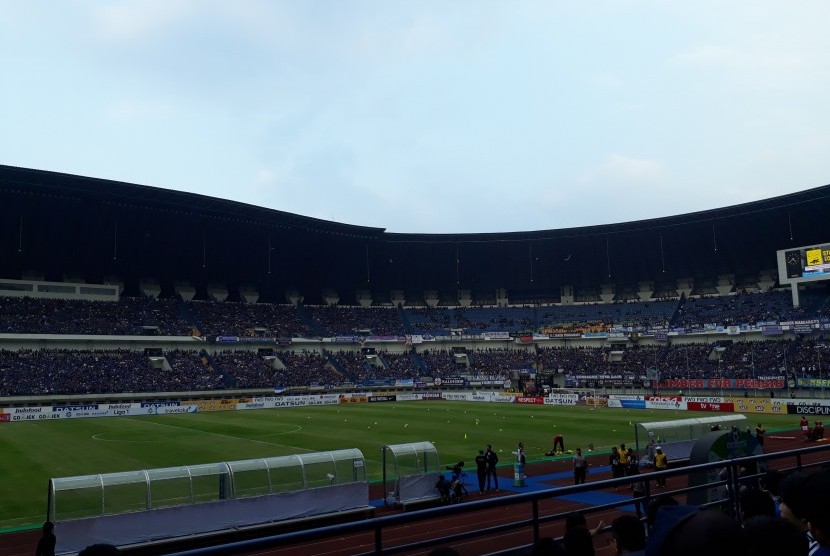 Suasana di dalam Stadion Gelora Bandung Lautan Api, Bandung, Jawa Barat jelang laga Liga 1 antara Persib melawan Persija, Sabtu (22/7).