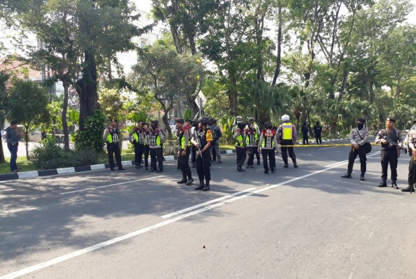 Suasana di depan Gereja Kristen Indonesia Jalan Diponegoro seusai ledakan, Ahad (13/5). 