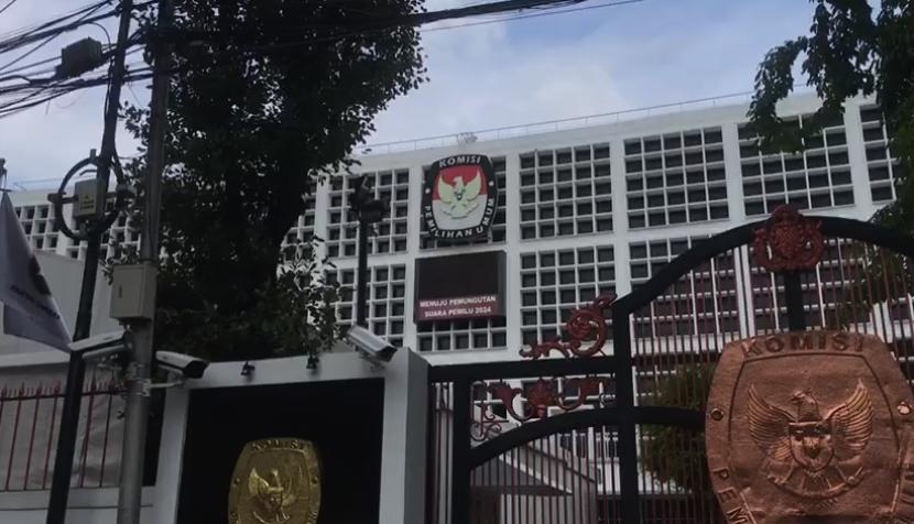 Suasana di depan Kantor KPU RI di Jakarta, Senin (18/3/2024) di akhir-akhir Rapat Pleno Terbuka rekapitulasi hasil penghitungan perolehan suara tingkat nasional serta penetapan hasil Pemilu serentak 2024.