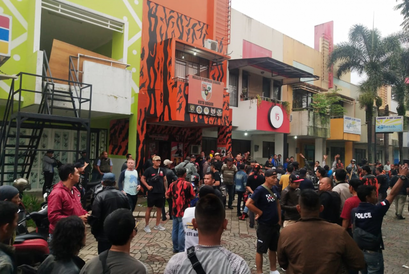 Suasana di depan Kantor MPC Pemuda Pancasila, Kota Bogor, Senin (20/1). 