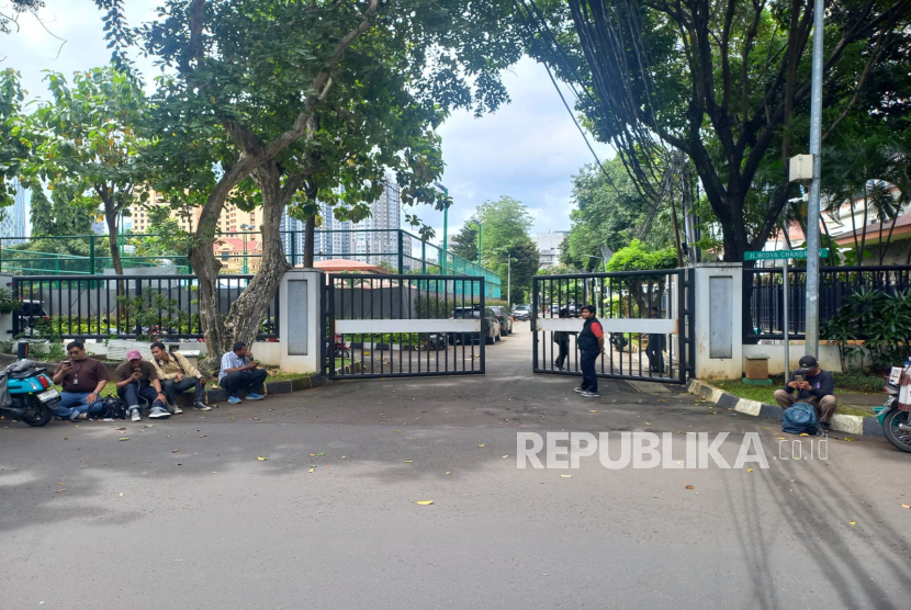 Suasana di depan kompleks perumahan menteri, Jalan Widya Chandra IV, Jakarta Selatan, Rabu (19/2/2025). Dikabarkan, Mendikti Satryo Soemantri Brodjonegoro akan terkena reshuffle dan sudah mengosongkan rumah dinasnya.