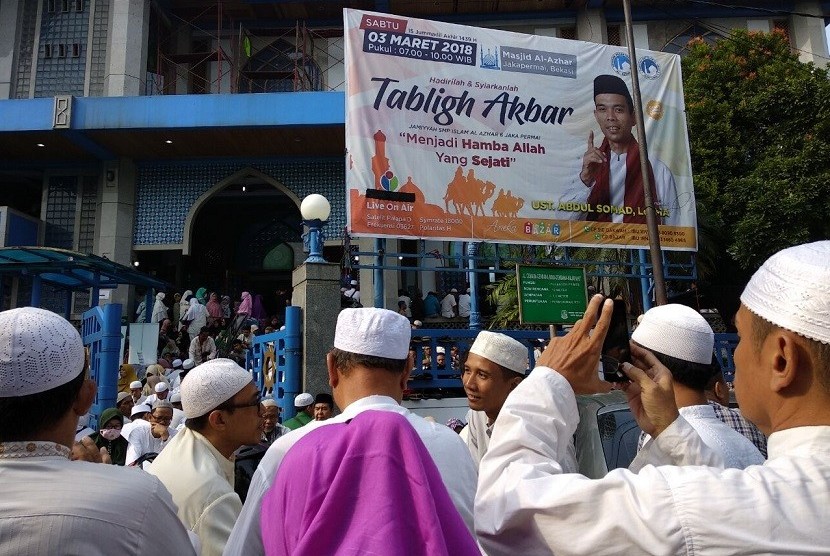 Suasana di depan Masjid Al Azhar, Jaka Permai, Bekasi Barat, Sabtu (3/3) tempat Tabligh Akbar Kajian Dhuha oleh Ustaz Abdul Somad. 