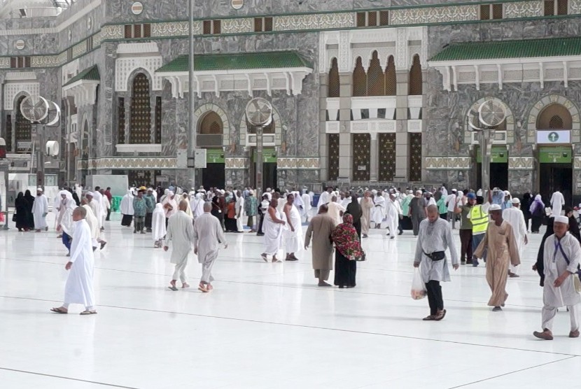 Suasana di depan Masjidil Haram, Makkah