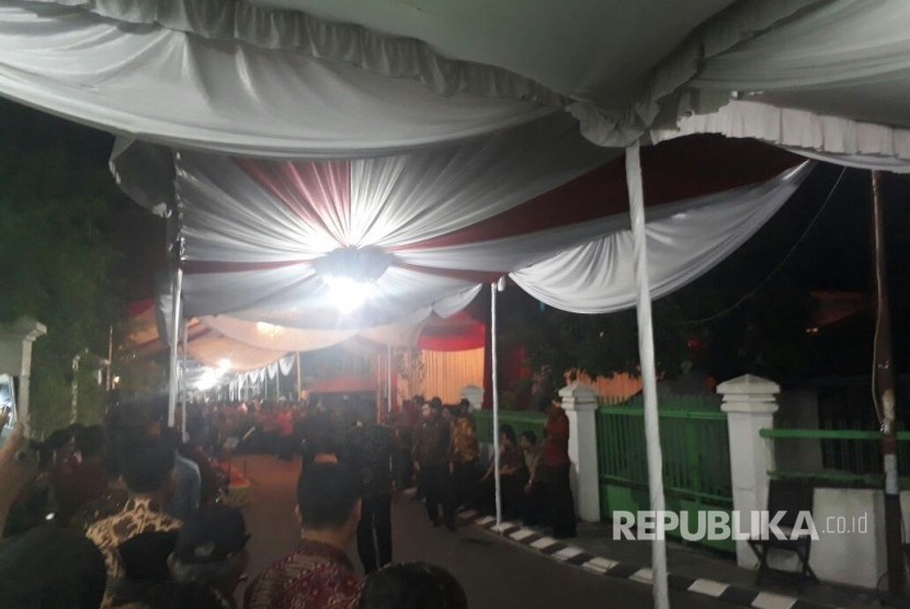 Suasana di depan rumah Jokowi jelang prosesi Midodareni Kahiyang dengan Bobby Afif Nasution, Selasa (7/11).