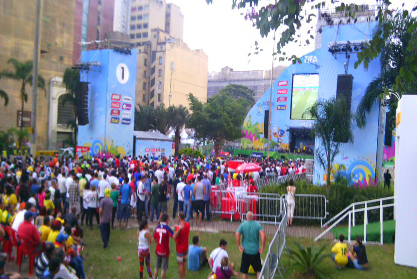 Suasana di Fanfest FIFA saat Uruguay bertarung lawan Kosta Rika di laga Grup D Piala Dunia   2014 di Stadion Castelao, Fortaleza, Sabtu (14/6).