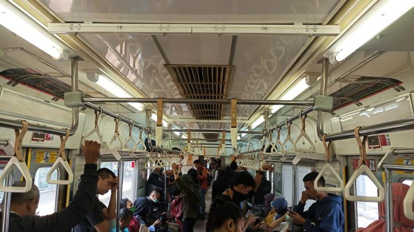 Suasana di Gerbong KRL Jurusan Bogor - Jakarta pada Selasa (17/3 ) pagi menjelang siang.(Republika/Arif Satrio Nugroho)