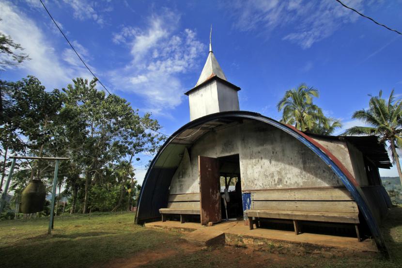 Suasana di Gereja kristen Indonesia (GKI) Bukit Zaitun Skyland Kota di Jayapura, Papua, Ahad (14/8/2022). Gereja tersebut merupakan bangunan bekas peninggalan pasukan Sekutu saat Perang Dunia II pada 1944 dan sejak 1967 berubah fungsi menjadi gereja.