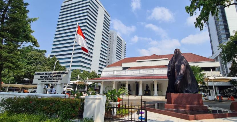 suasana di halaman depan Gedung Lemhannas RI. Patung Bung Karno terlihat tertutup sebelum diresmikan hari ini.