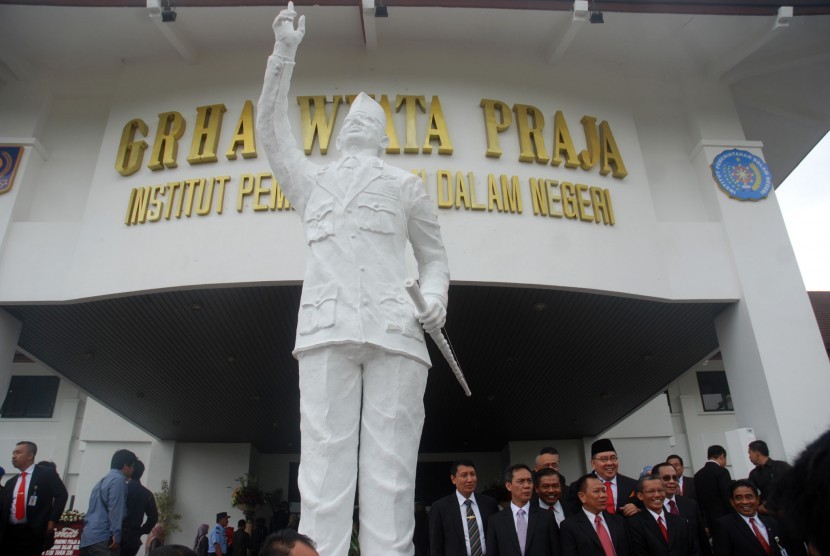 Suasana di halaman depan Kampus Institut Pemerintahan Dalam Negeri (IPDN) Jatinangor seusai Peresmian Patung Pendiri IPDN, Soekarno, yang diresmikan Presiden Joko Widodo, Sumedang, Jawa Barat, Senin (8/8). 