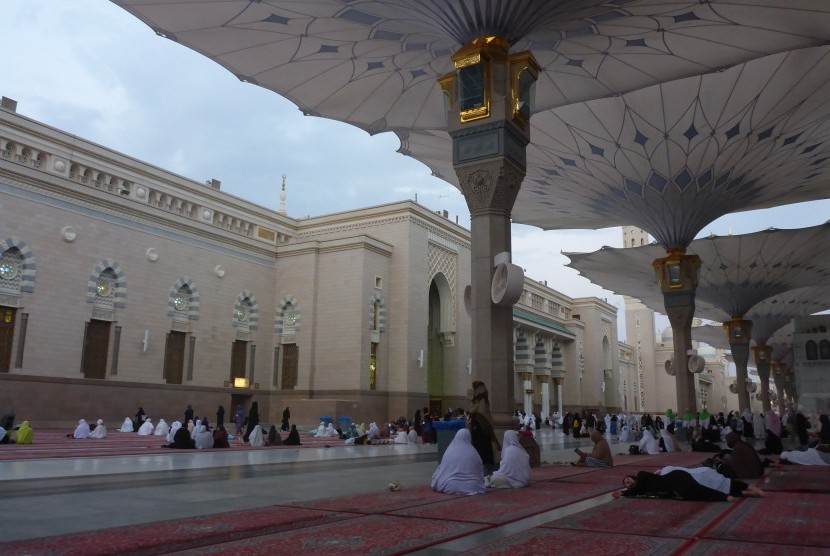 Kipas embun dipasang tiang-tiang di halaman Masjid Nabawi di Madinah, Arab Saudi.