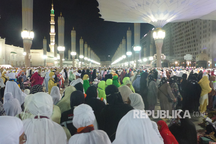 Suasana di halaman Masjid Nabawi usai shalat Subuh.