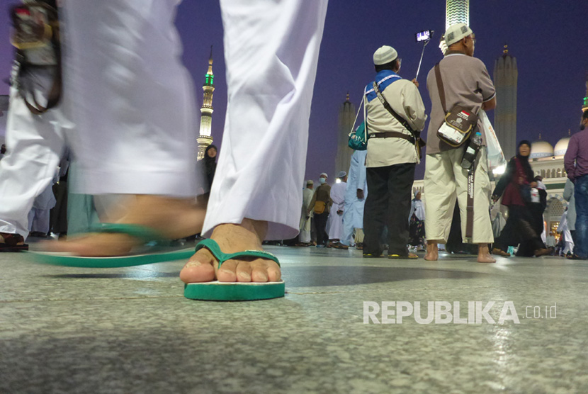 Suasana di halaman Masjid Nabawi usai shalat Subuh.