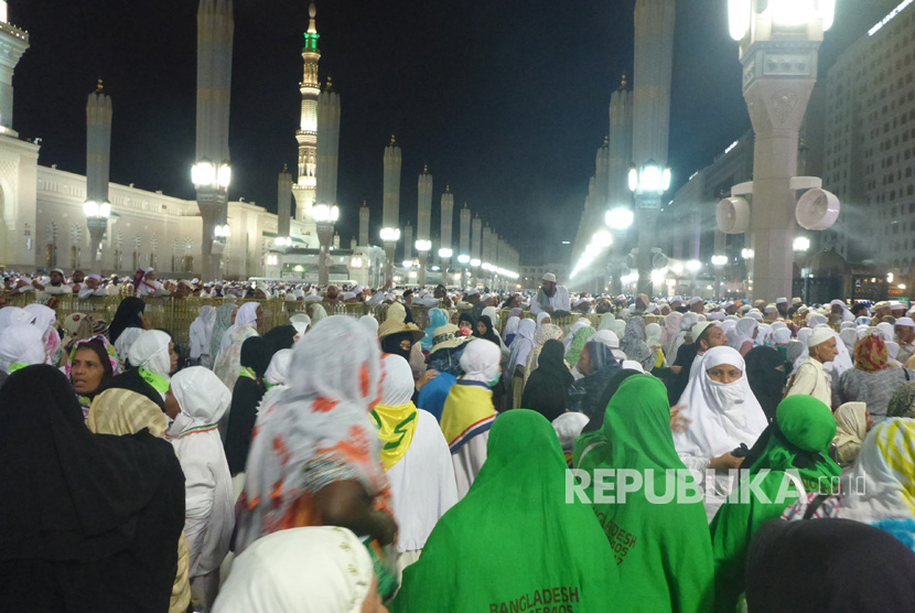 Suasana di halaman Masjid Nabawi usai shalat Subuh, Rabu (9/8).