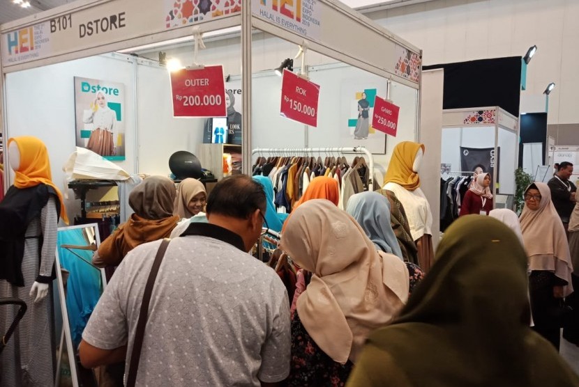 Suasana di hari terakhir Halal Expo 2019, di ICE BSD, Tangerang, Banten, Ahad (8/12). Sejumlah masyarakat Muslim mulai berdatangan dan berkunjung ke stand-stand yang tersedia, salah satunya stand Republika. 