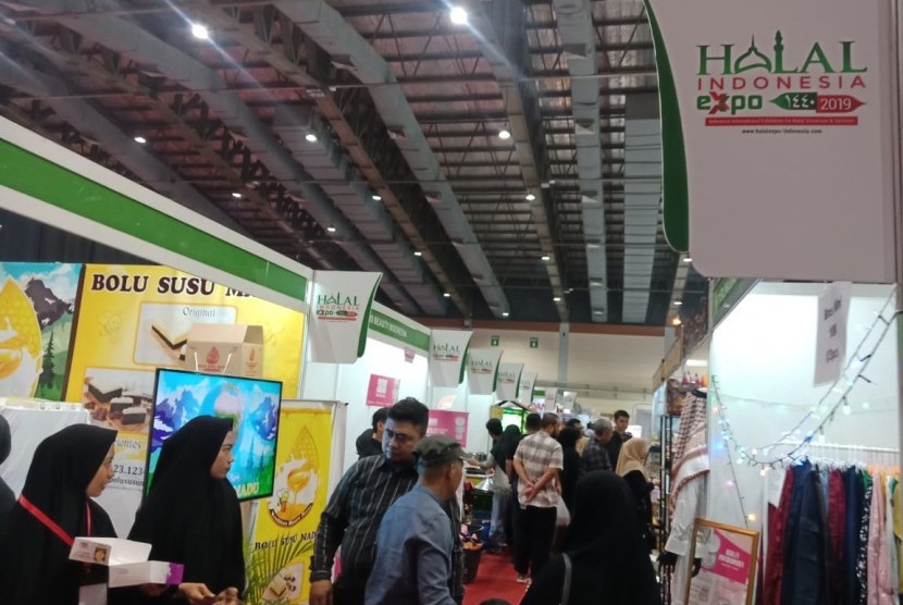 Suasana pameran Halal Indonesia Expo. Pakar ekonomi syariah dari Universitas Airlangga (Unair) Imron Mawardi mendorong pemerintah Indonesia bisa memanfaatkan prospek pasar halal dunia