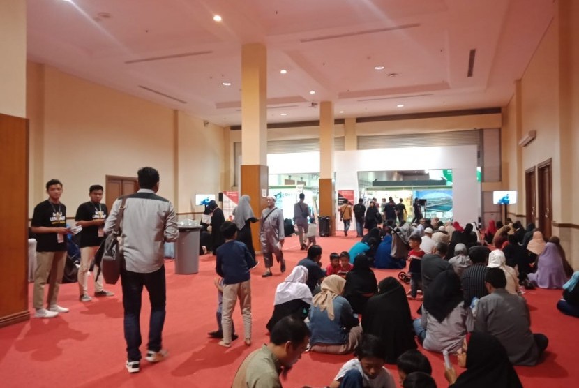 Suasana di hari trakhir pameran Halal Indonesia Expo 2019, di Jakarta Convention Center (JCC) Senayan, Jakarta, Ahad (30/6). Pada hari terakhir pameran, nampak pengunjung antusias mendengarkan kajian dan berbelanja produk halal. 