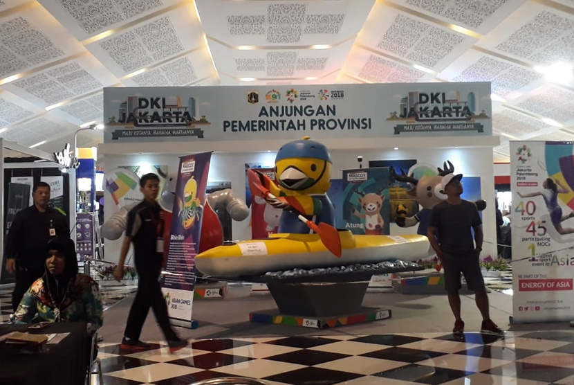 Suasana di Jakarta Fair di Jakarta International Expo, Kemayoran, Ahad (17/6).