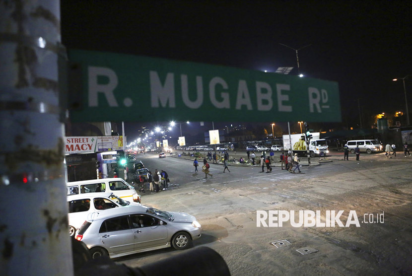  Suasana di jalan raya Robert Mugabe di Harare, Zimbabwe, Rabu (15/11) dini hari.