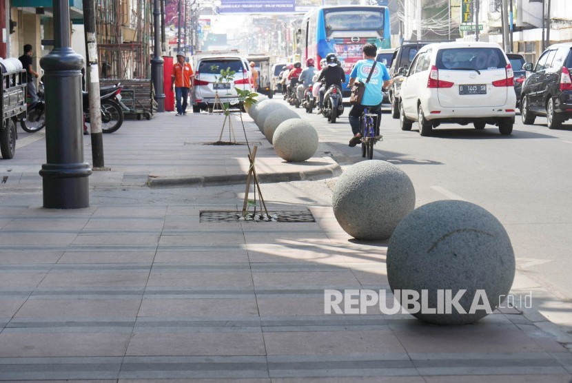 Suasana di Jl Jenderal Sudirman, Kota Bandung, Rabu (11/1). Dengan trotoar model baru diharapkan dapat meningkatkan minat masyarakat untuk berjalan kaki,