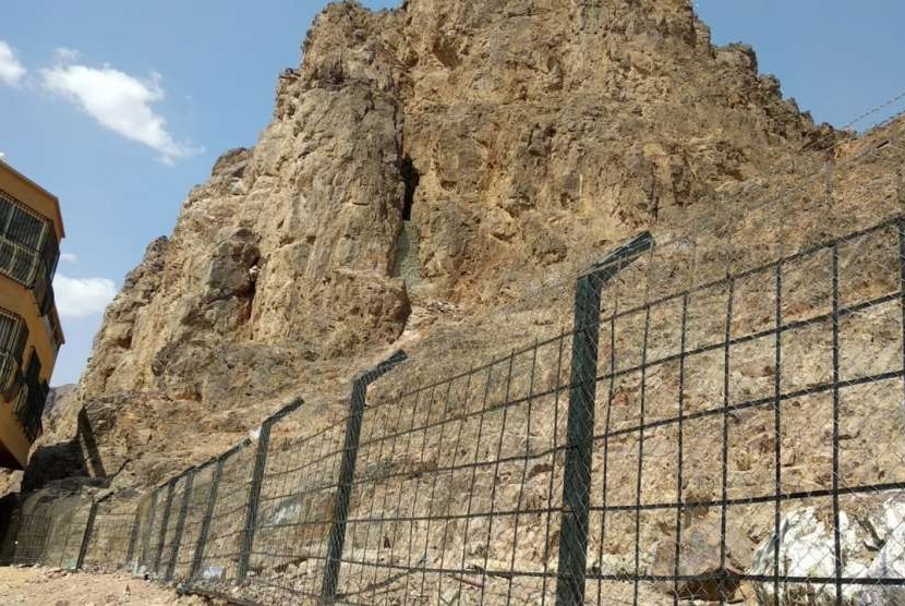 Suasana di kaki Gunung Uhud, Madinah, Rabu (12/9). Rekahan tak jauh dari kaki gunung itu disebut sebagai tempat berlindung Rasulullah  saat pasukan Muslim terdesak pada Perang Uhud.