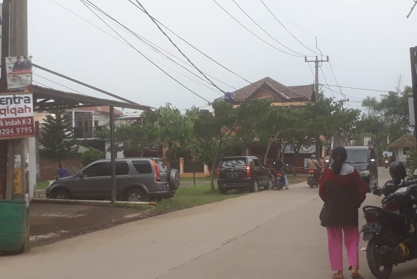 Suasana di Kampung Pulo RT 01 RW 07, Desa Bojong Malaka, Kecamatan Baleendah, Kabupaten Bandung terpantau normal seperti biasa. Pemilik salah satu kosan, Ikke Solihat membenarkan pada Kamis (28) dilakukan penangkapan terduga teroris di kontralannya, Senin (1/4).