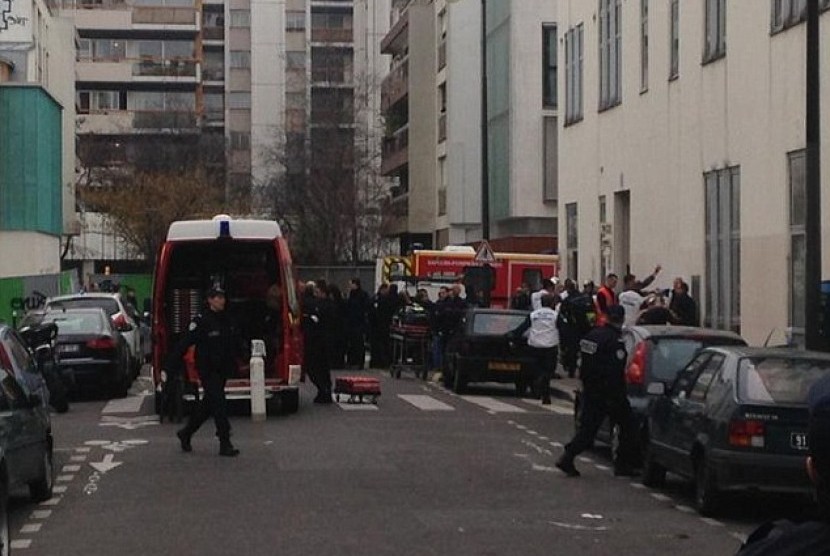 Suasana di kantor Charlie Hebdo yang diserang dua orang dengan penutup kepala