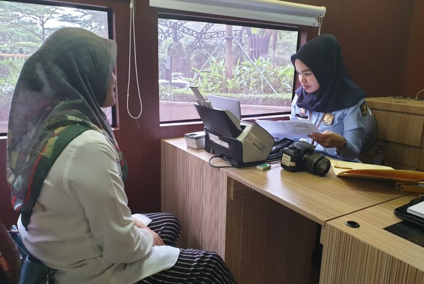 Suasana layanan pembuatan paspor di mobil keliling yang digelar Kantor Imigrasi Jakarta Selatan.