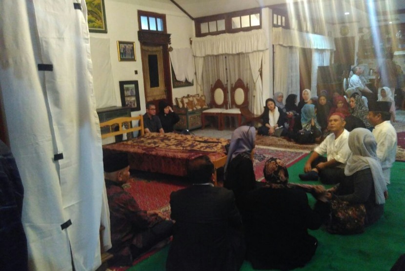 Suasana di kediaman rumah almarhum mantan Menteri Koperasi dan UKM Adi Sasono di kawasan Pondok Labu, Jakarta Selatan, Sabtu (13/8) malam.