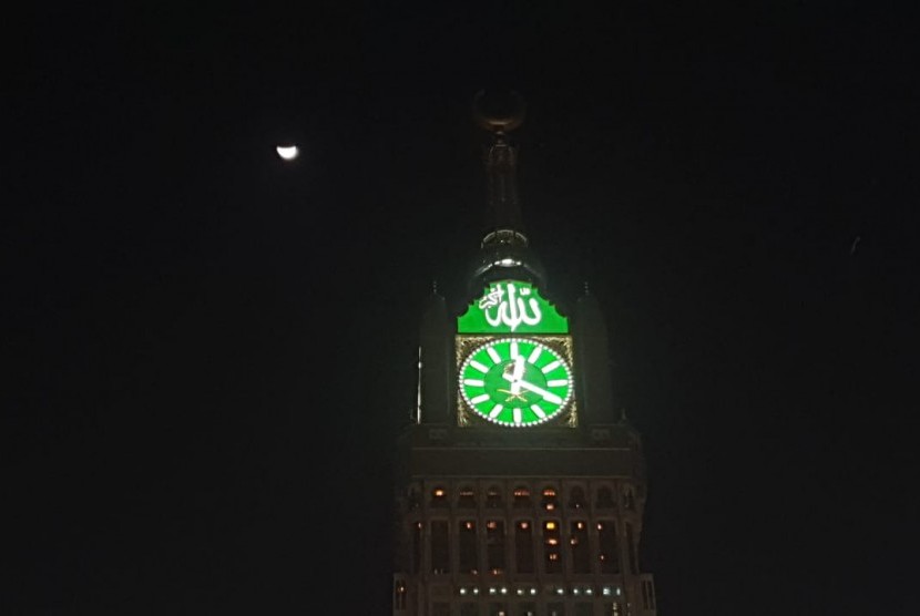 Suasana di langit Masjid Al Haram saat terjadi gerhana bulan, Selasa (16/7) malam hingga Rabu (17/7) dini hari waktu Arab Saudi. Saat terjadi fenomena alam ini, jamaah haji melaksanakan shalat gerhana di Masjidil Haram. 