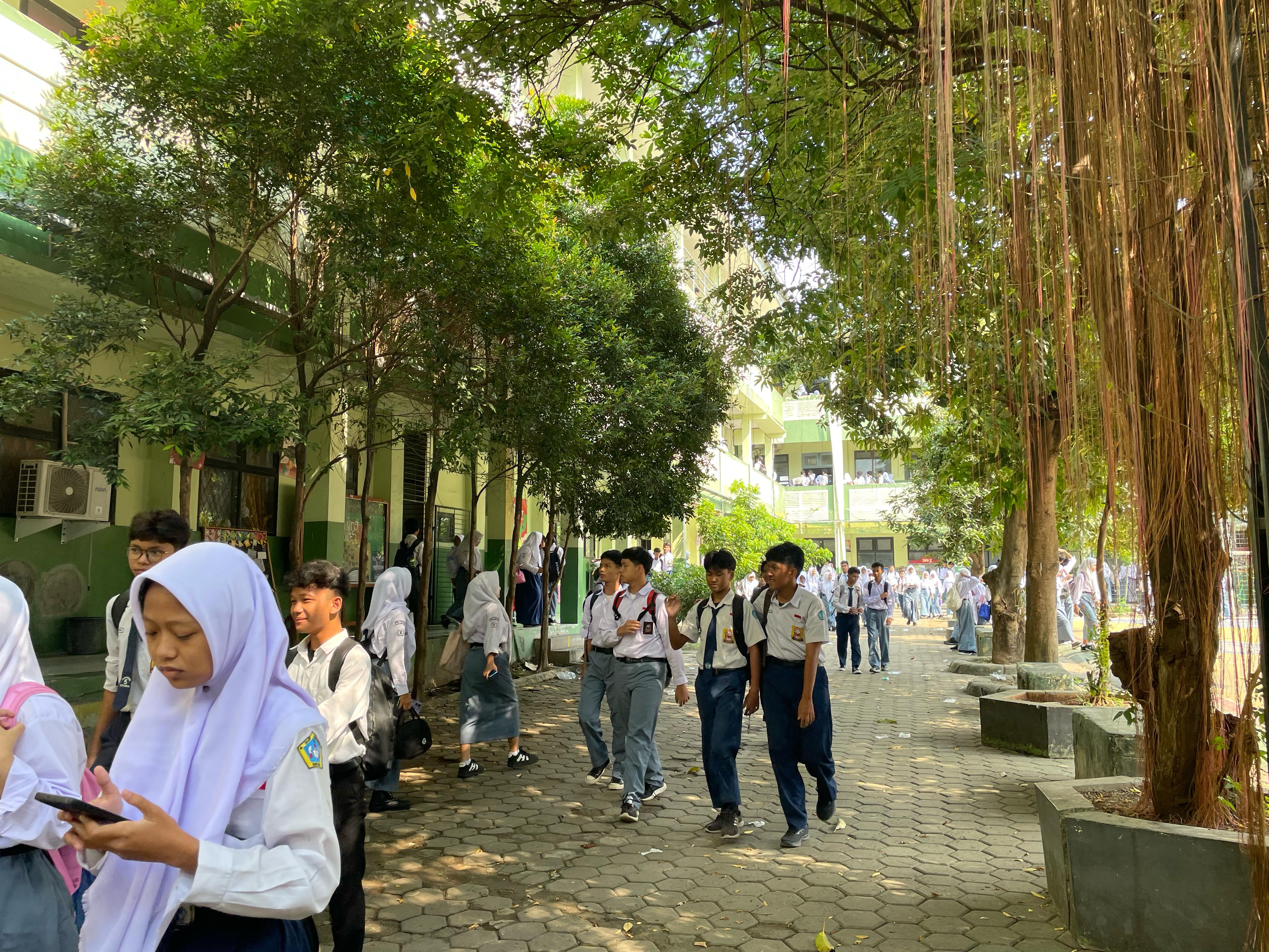 Suasana di lingkungan SMAN 12 Kota Bekasi, Jawa Barat, Senin (21/7/2025).