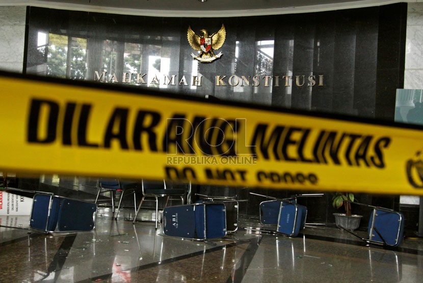 Suasana di lobi gedung Mahkamah Konstitusi yang dirusak massa yang mengamuk saat putusan sengketa ulang Pemilukada Maluku di Gedung MK Jakarta, Kamis (14/11).   (Republika/Adhi Wicaksono)