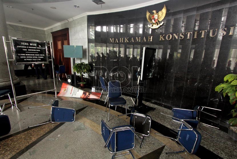 Suasana di lobi gedung Mahkamah Konstitusi yang dirusak massa yang mengamuk saat putusan sengketa ulang Pemilukada Maluku di Gedung MK Jakarta, Kamis (14/11).   (Republika/Adhi Wicaksono)