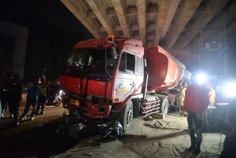 Suasana di lokasi kecelakaan yang melibatkan truk Pertamina tangki pengangkut bahan bakar minyak (BBM) dengan sejumlah kendaraan di di Jalan Transyogi, Cibubur, Bekasi, Jawa Barat, Senin (18/7/2022). Kecelakaan maut tersebut diduga akibat truk tangki mengalamii rem blong.