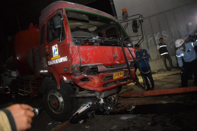 Suasana di lokasi kecelakaan yang melibatkan Truk tangki pengangkut bahan bakar minyak (BBM) dengan sejumlah kendaraan di di Jalan Transyogi, Cibubur, Bekasi, Jawa Barat, Senin (18/7/2022). Kecelakaan maut tersebut diduga akibat truk tangki mengalamii rem blong.
